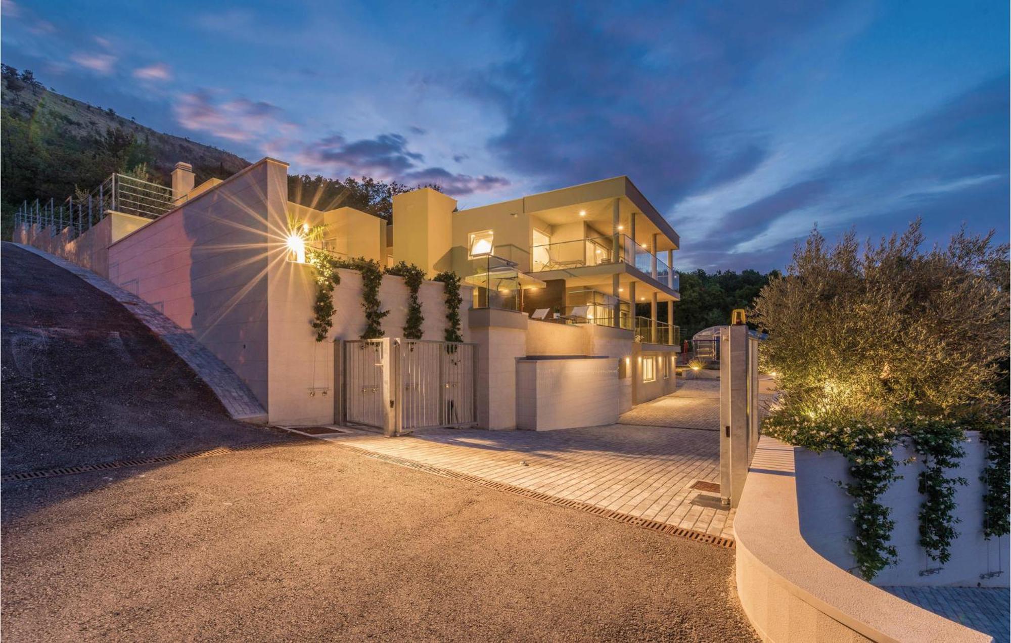 Nice Apartment In Plomin With Jacuzzi Ngoại thất bức ảnh